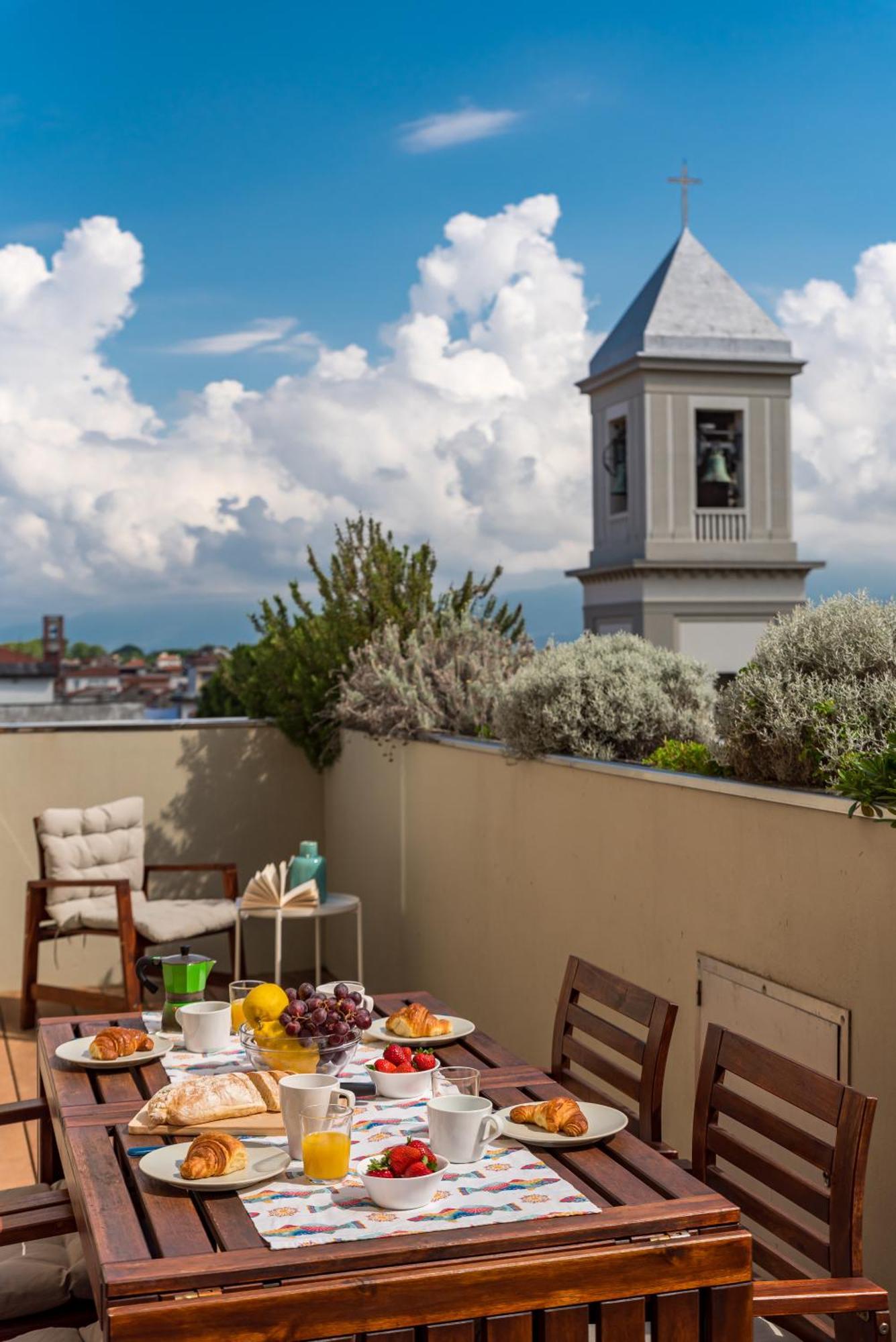 Levante Appartamento Di Pregio, Terrazza E Vista Panoramica Sul Mare E La Citta Виареджо Екстериор снимка